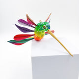 Colibrí de colores en madera de copal
