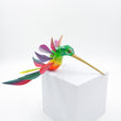 Colibrí de colores en madera de copal