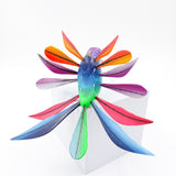 Colibrí de colores en madera de copal