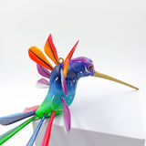 Colibrí de colores en madera de copal