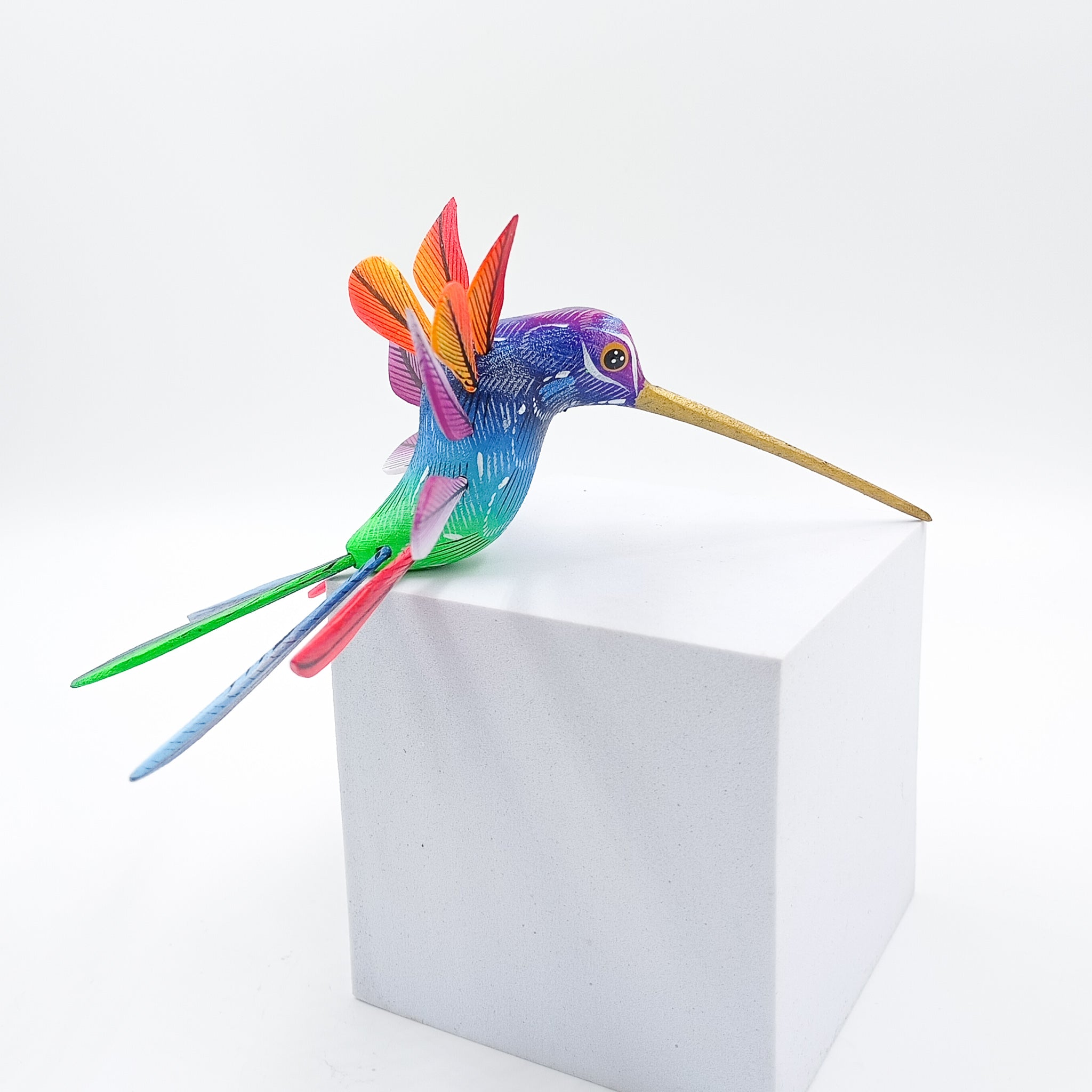 Colibrí de colores en madera de copal