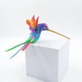 Colibrí de colores en madera de copal