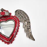 Corazón con espejo de hojalata repujada con alas y corona