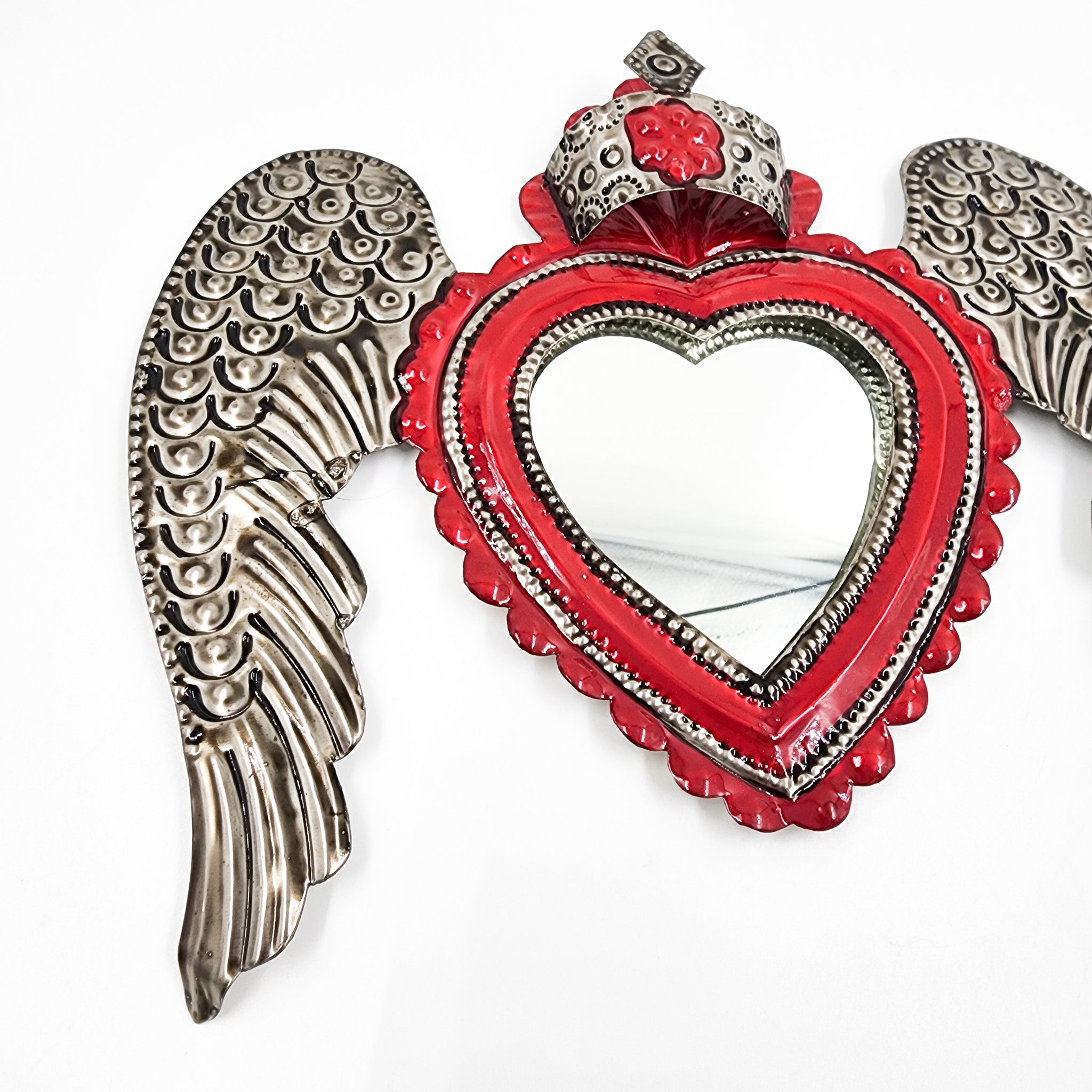 Corazón con espejo de hojalata repujada con alas y corona