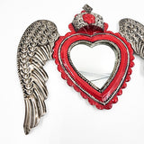 Corazón con espejo de hojalata repujada con alas y corona