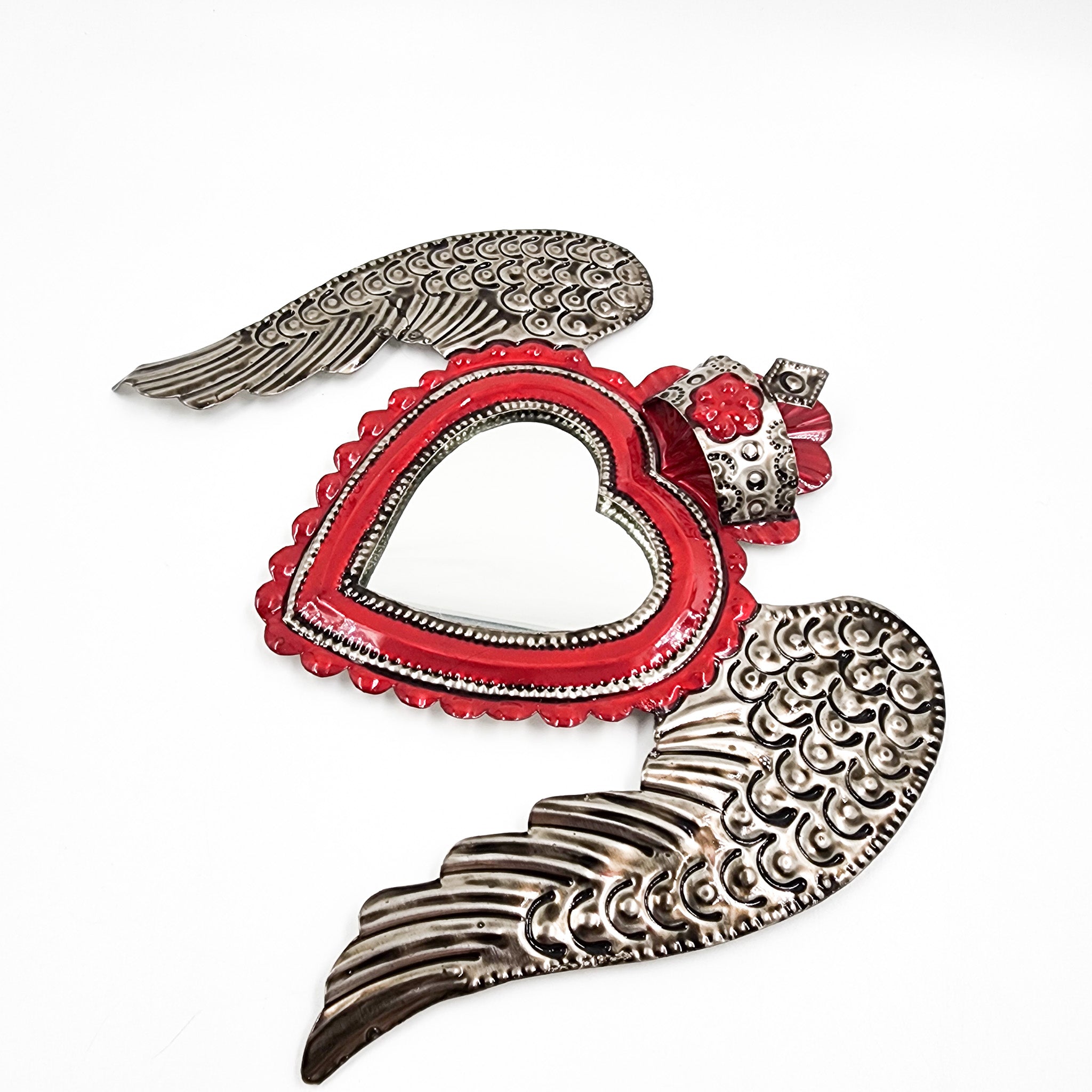 Corazón con espejo de hojalata repujada con alas y corona