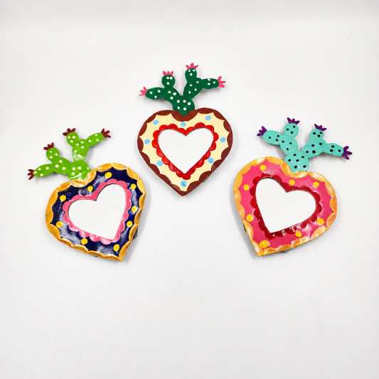 Corazón Milagrito con nopal y espejo de hojalata