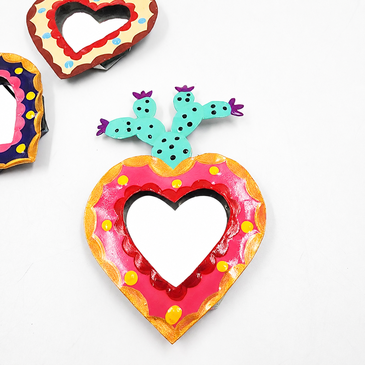 Corazón Milagrito con nopal y espejo de hojalata