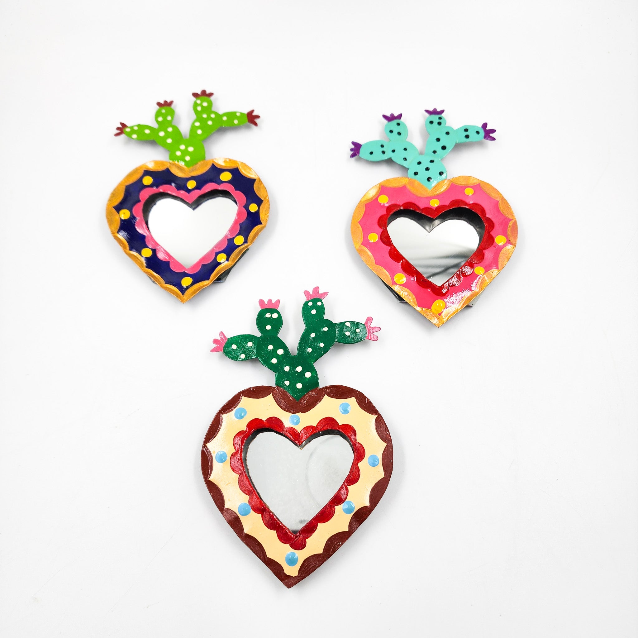 Corazón Milagrito con nopal y espejo de hojalata