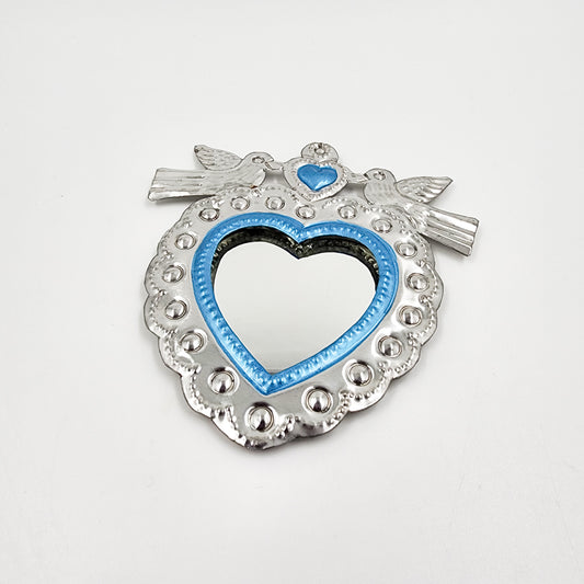 Corazón espejo con palomas de hojalata repujada