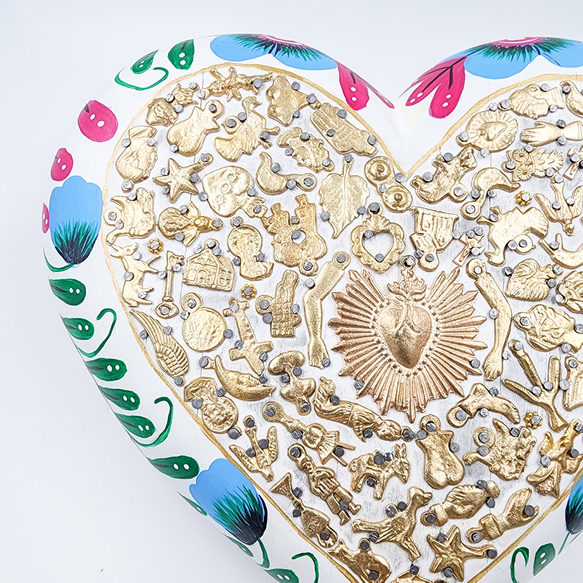 Corazón Grande con Milagritos y flores pintadas