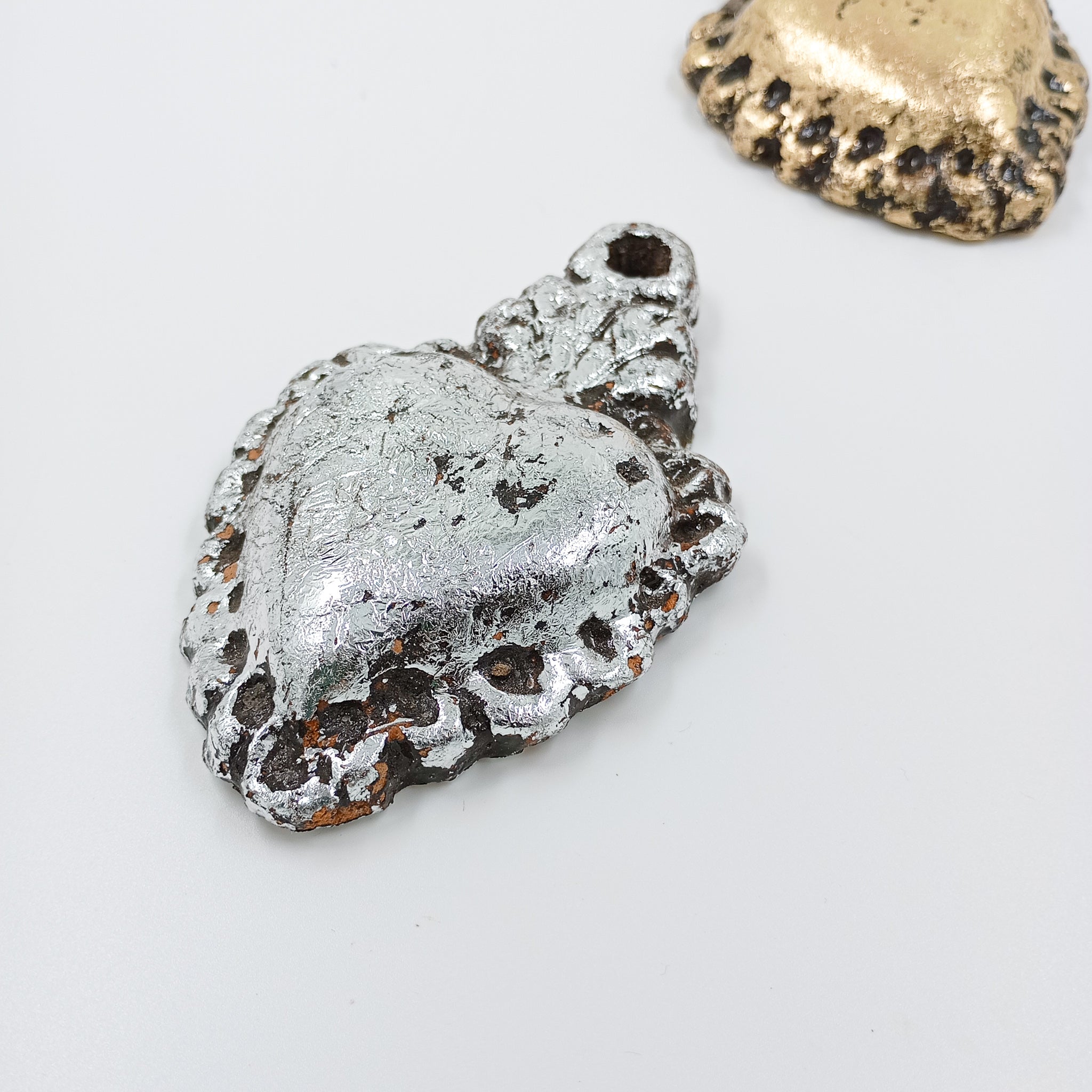 Corazón Milagrito fuego - acabado dorado y plateado