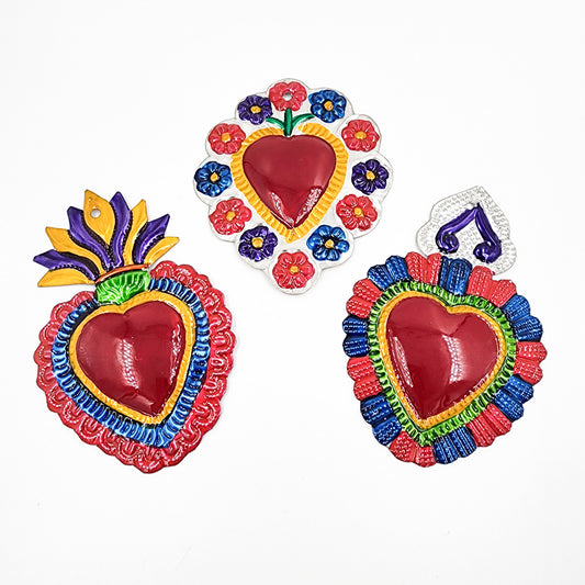 Corazones de hojalata repujada