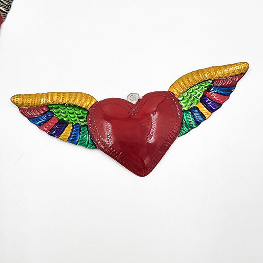 Corazon con alas de hojalata repujada