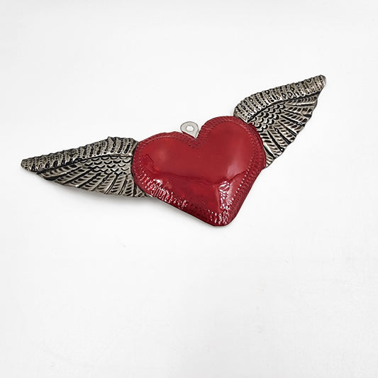 Corazon con alas de hojalata repujada