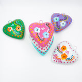 Corazones de hojalata pintados