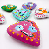 Corazones de hojalata pintados