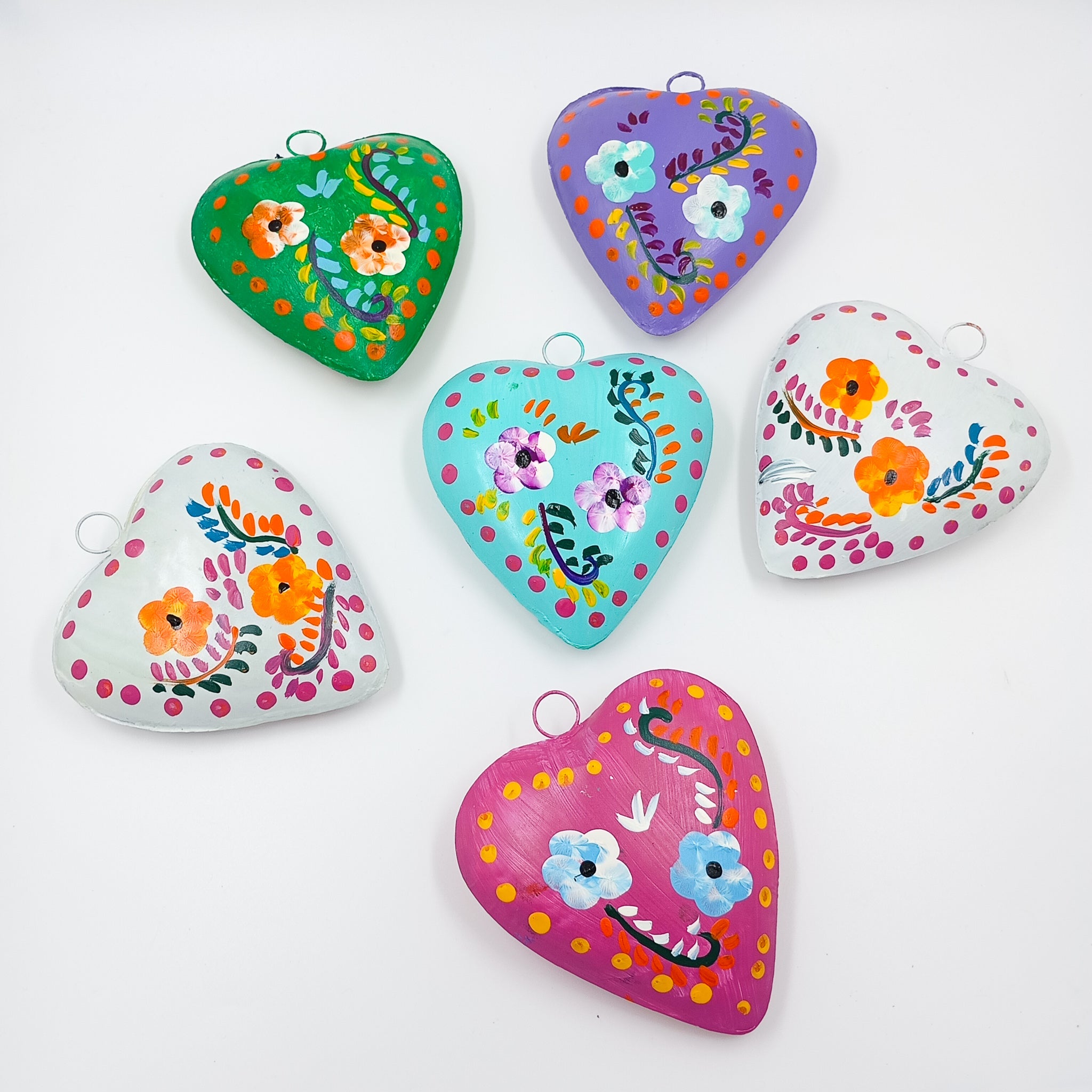 Corazones de hojalata pintados