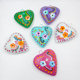 Corazones de hojalata pintados