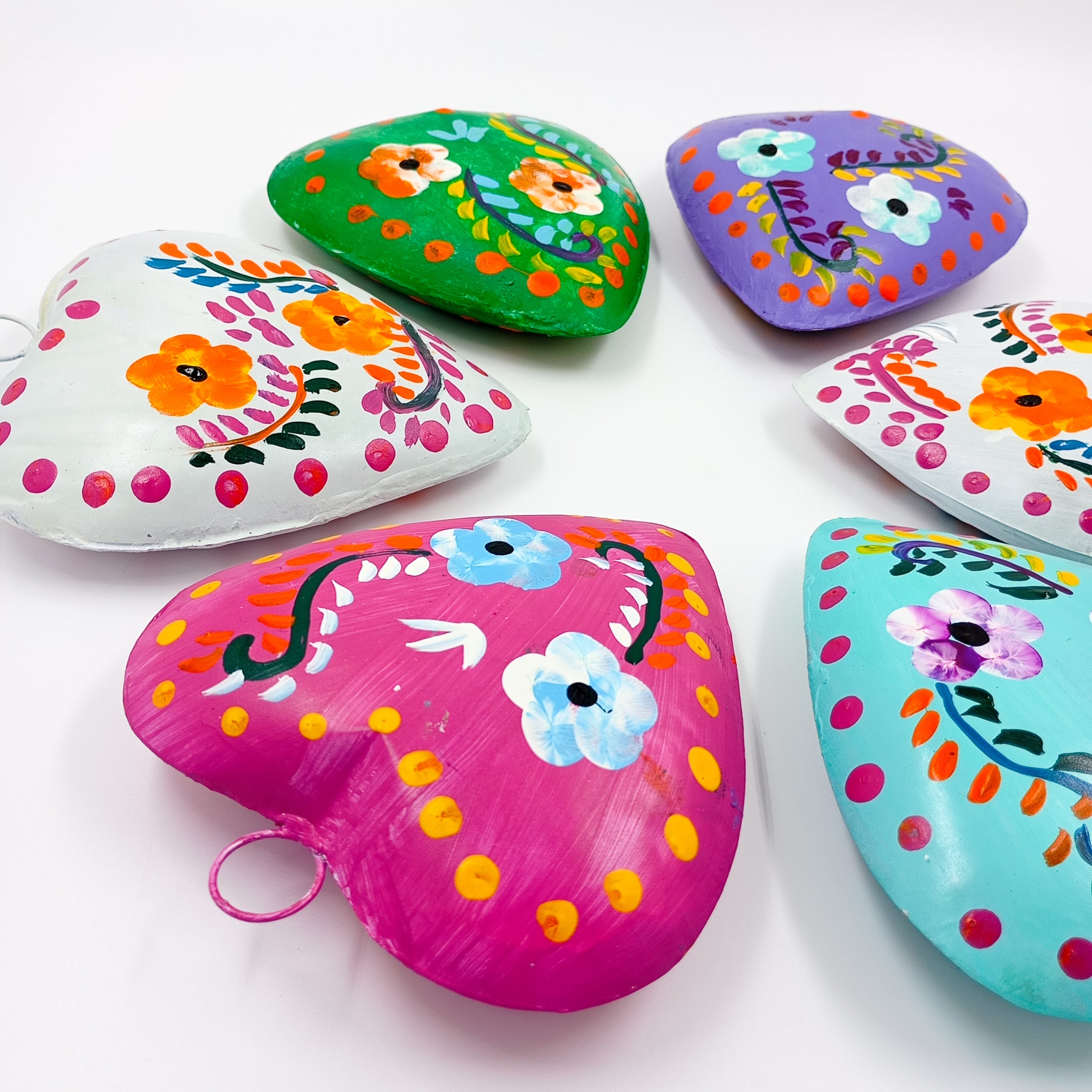 Corazones de hojalata pintados