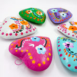 Corazones de hojalata pintados