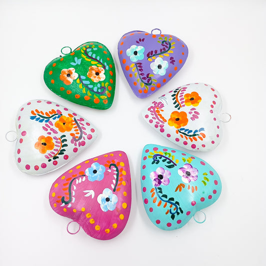 Corazones de hojalata pintados