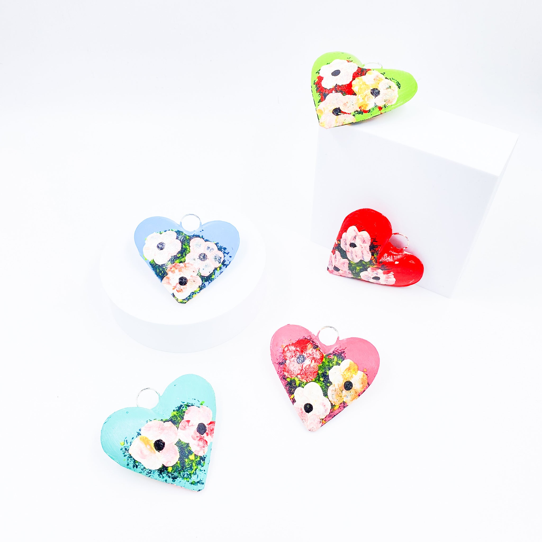 Corazones Milagrito de latón en colores pastel