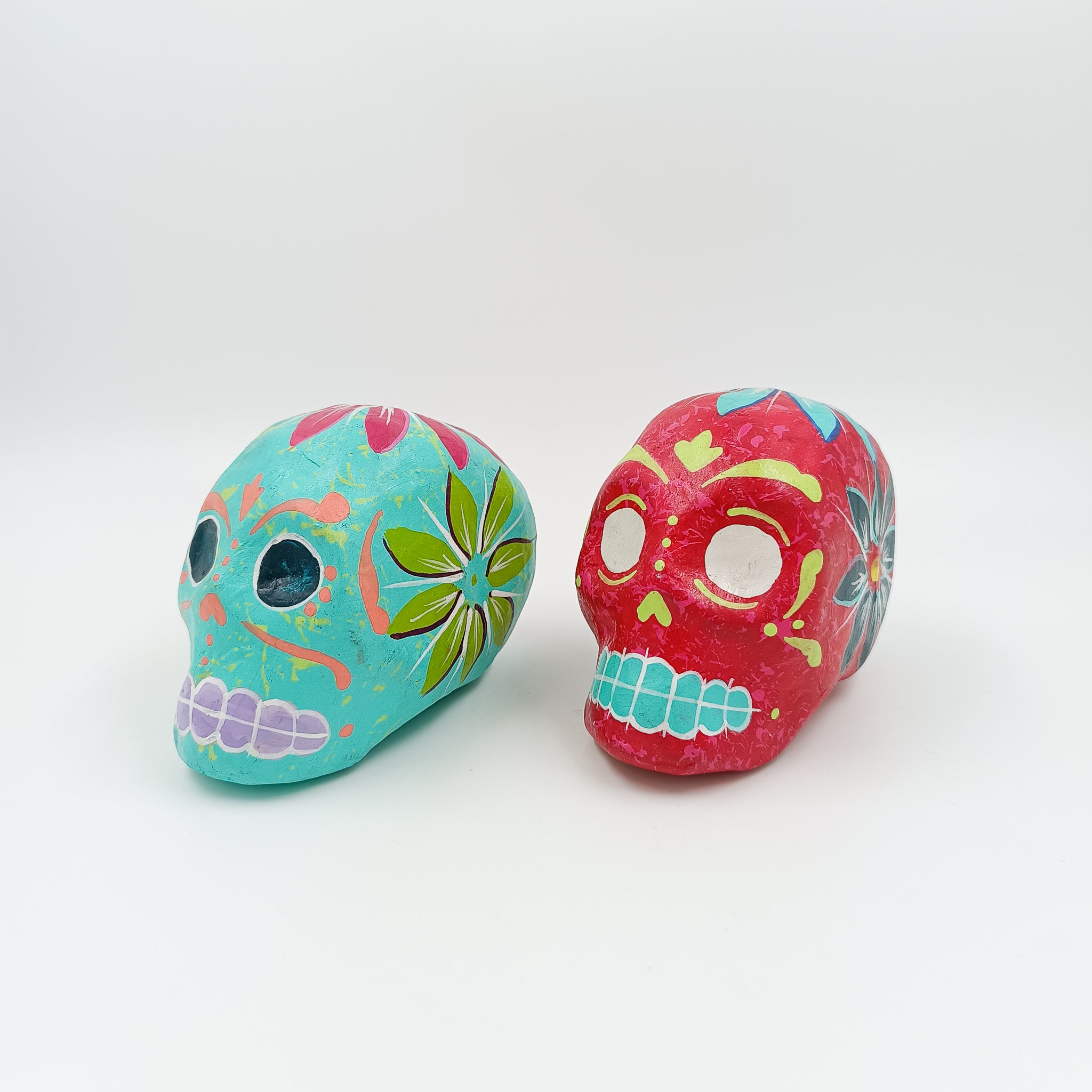 Cráneos de calaverita hechos de cartón