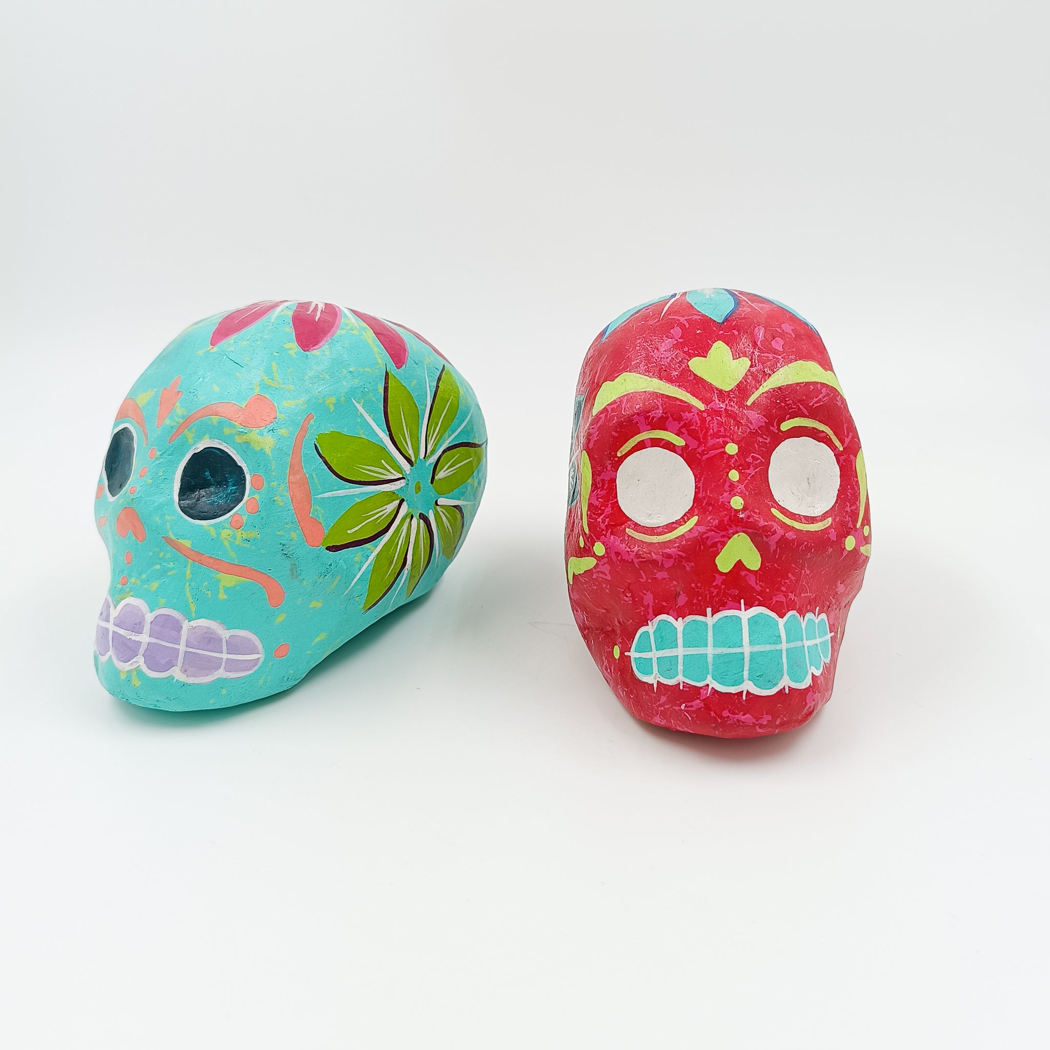 Cráneos de calaverita hechos de cartón