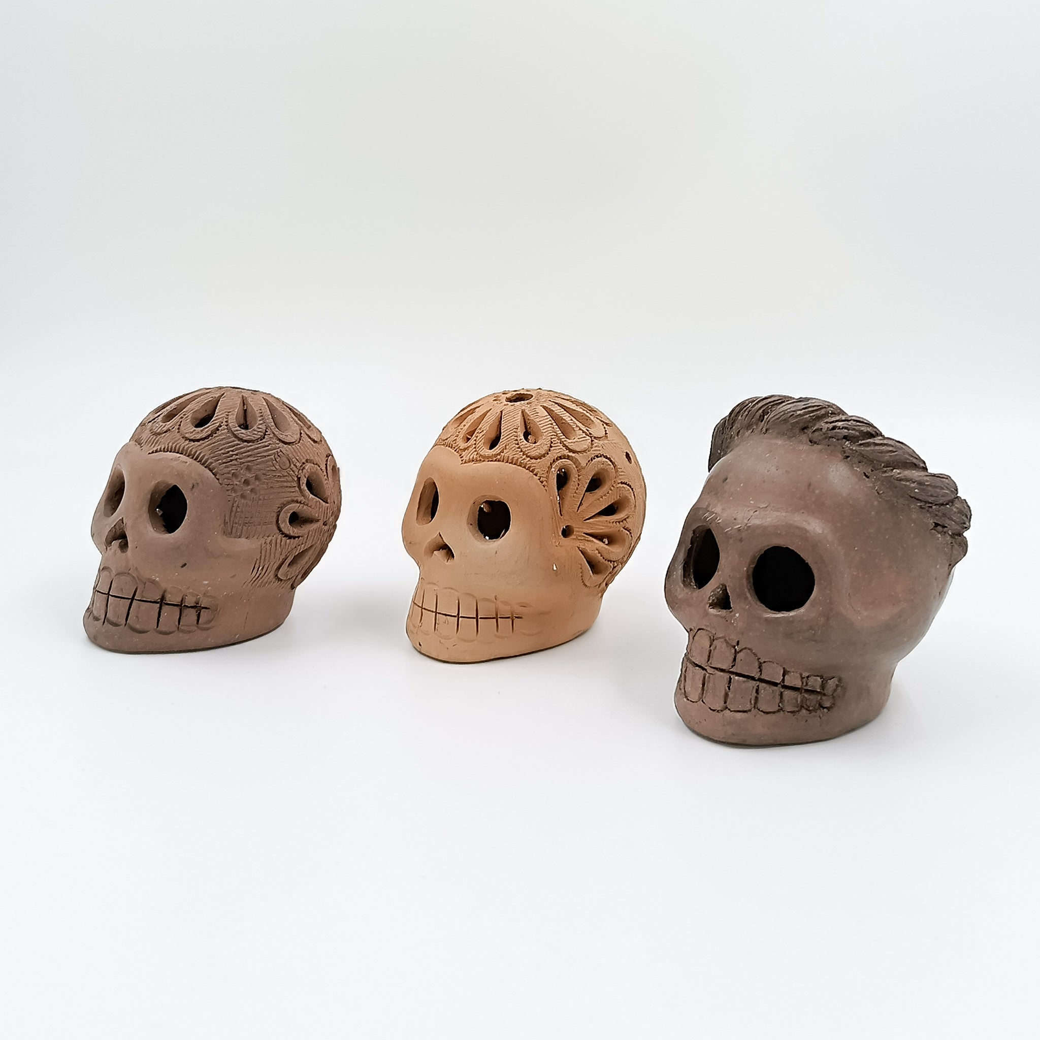 Cráneos de calaverita en barro negro