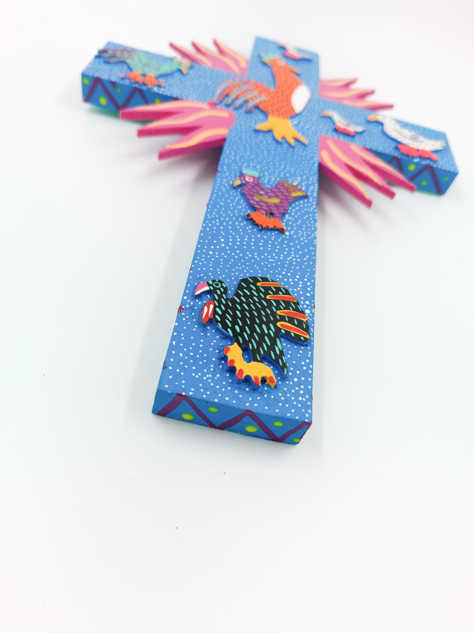 Cruz Alebrije de madera tallada y pintada a mano