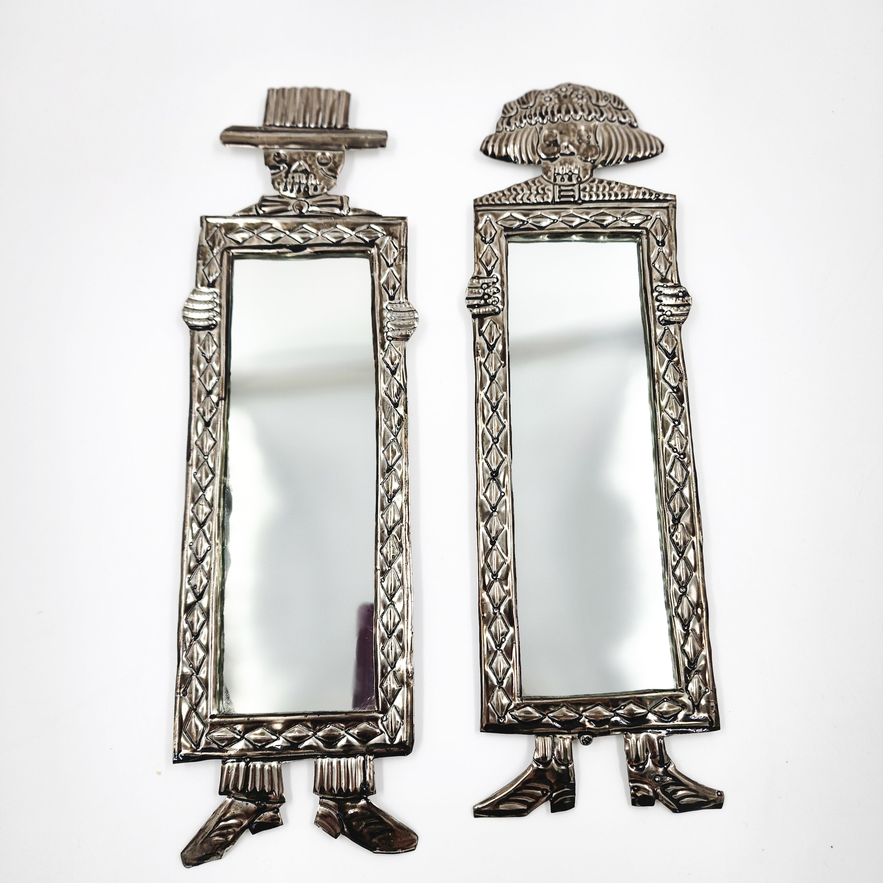 Espejos Catrines de hojalata repujada