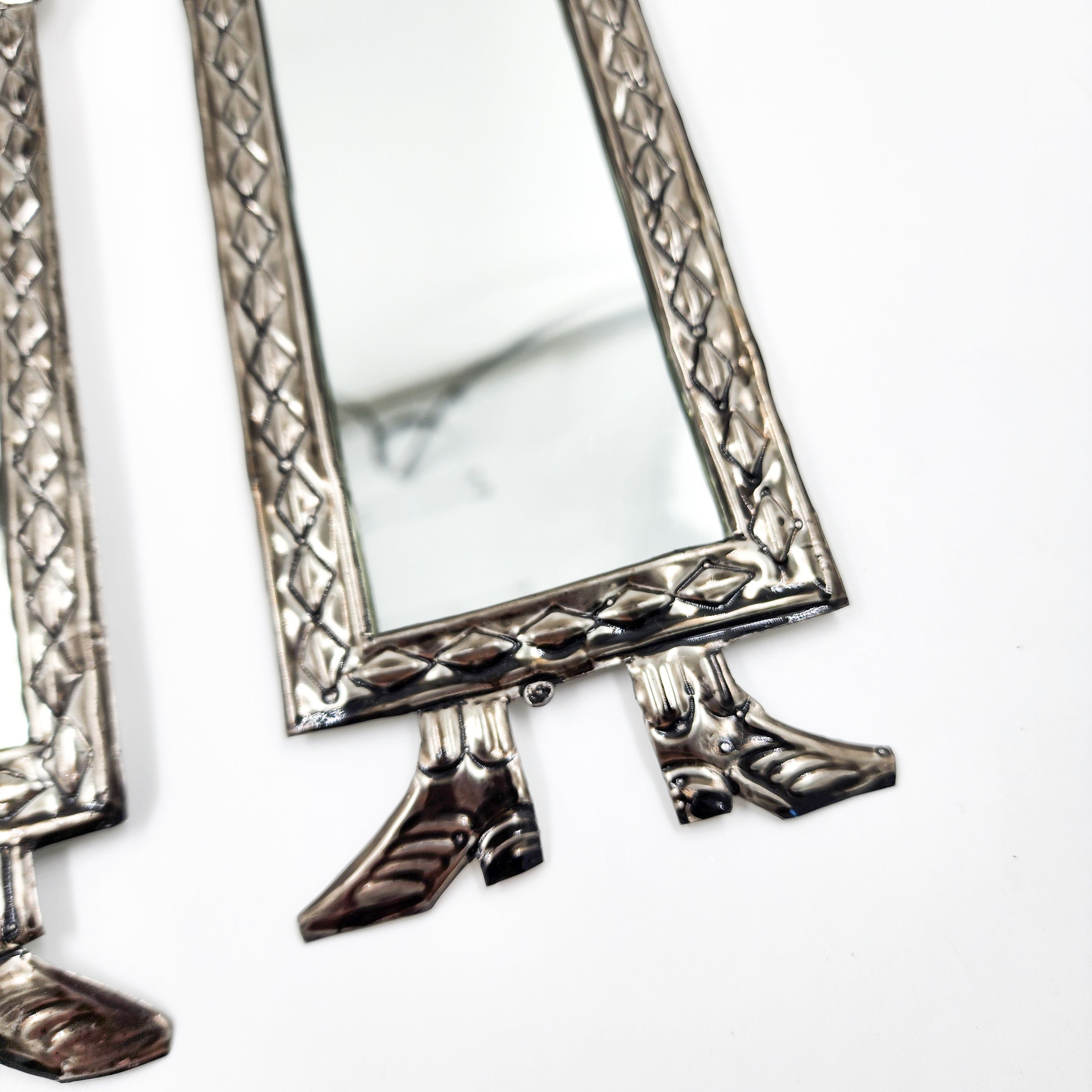 Espejos Catrines de hojalata repujada