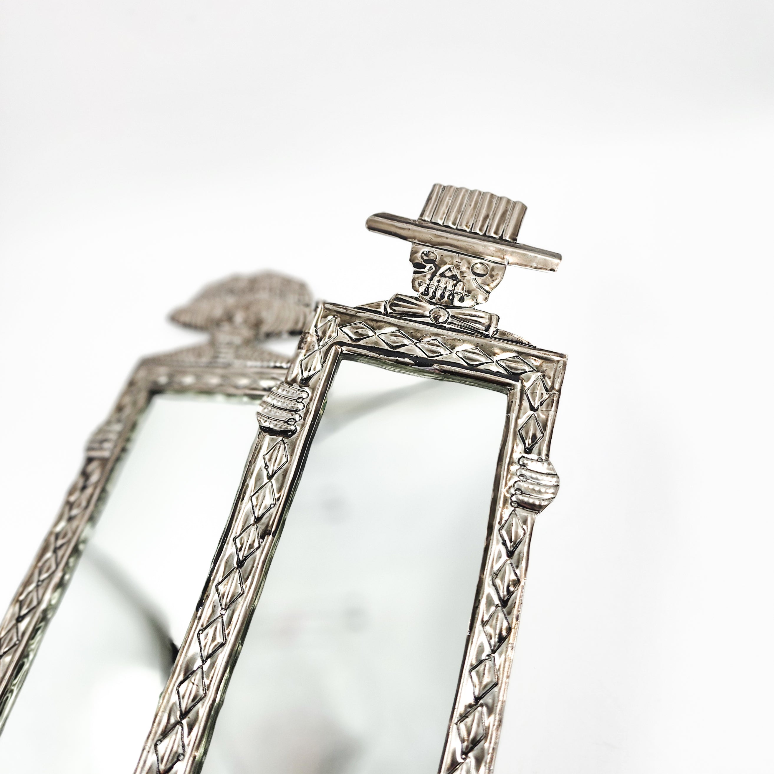 Espejos Catrines de hojalata repujada