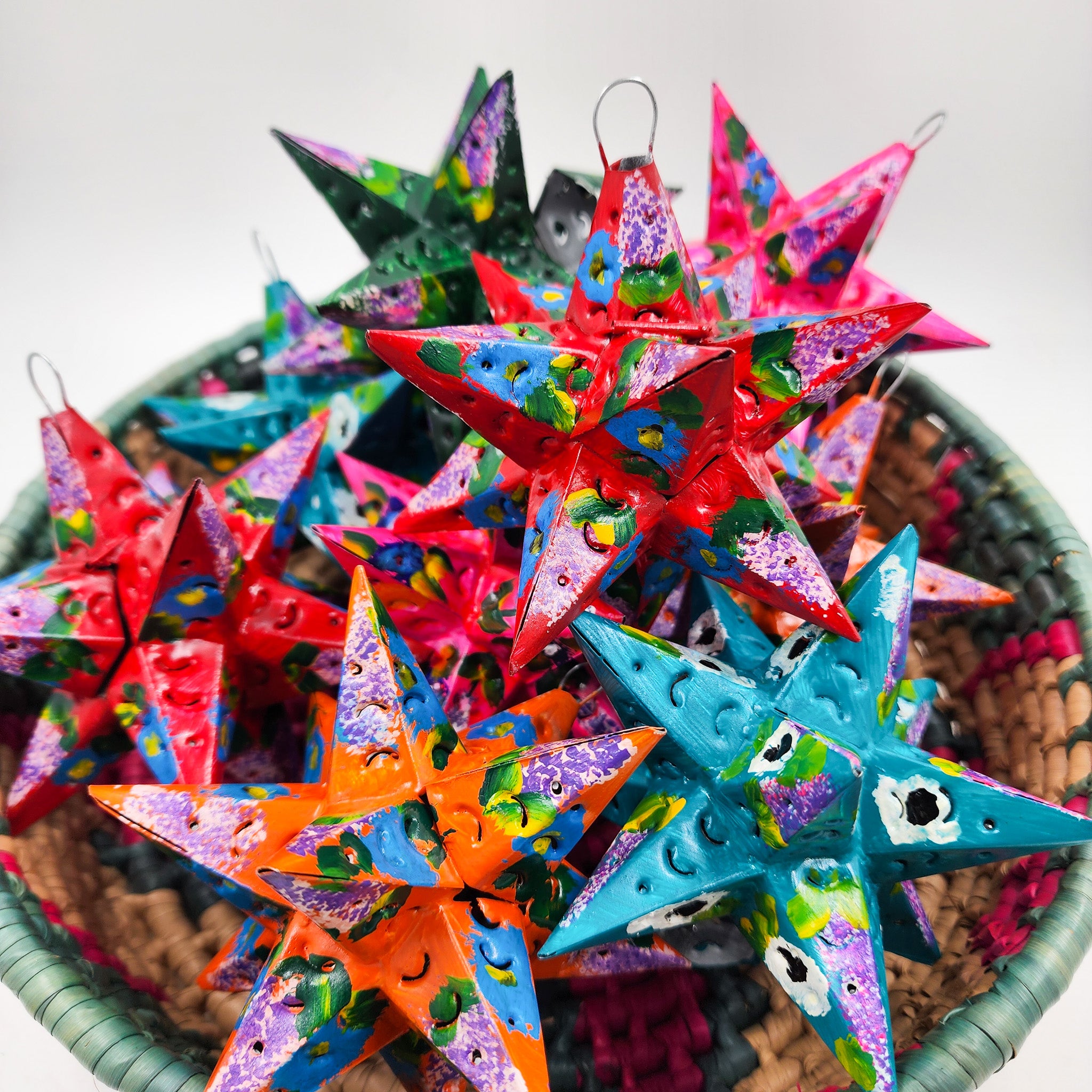 Estrella de hojalata decorada