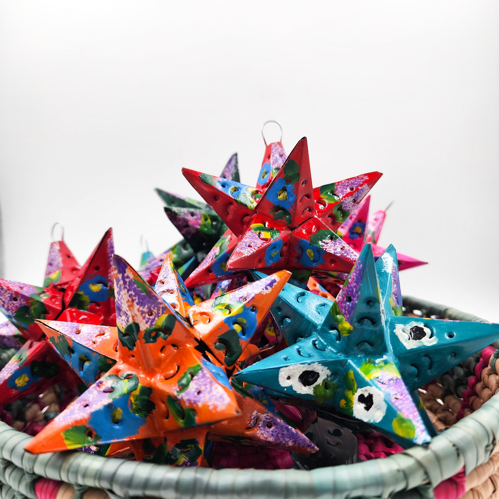 Estrella de hojalata decorada