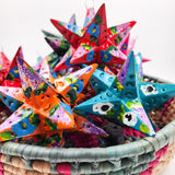 Estrella de hojalata decorada