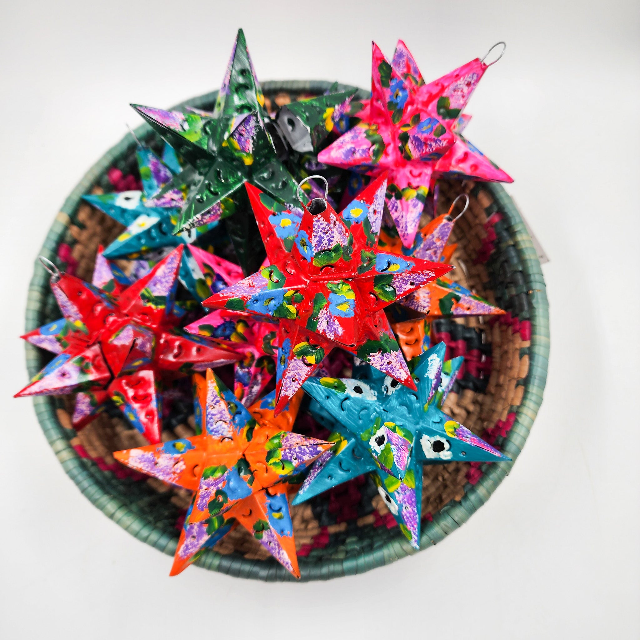 Estrella de hojalata decorada