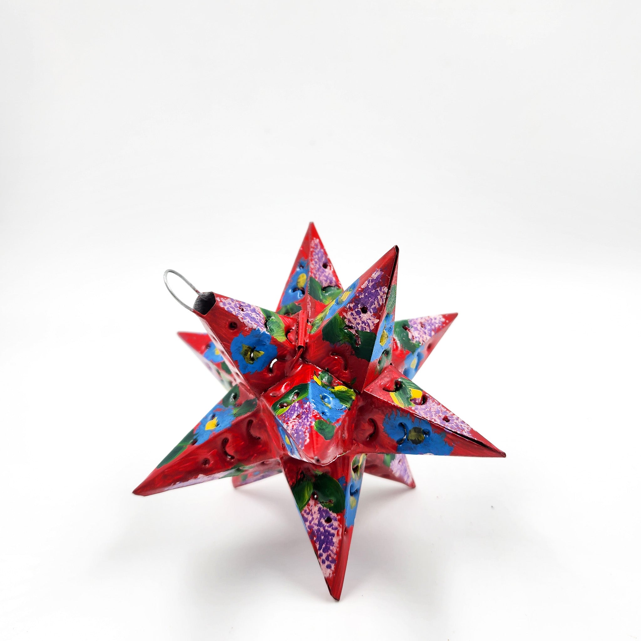 Estrella de hojalata decorada