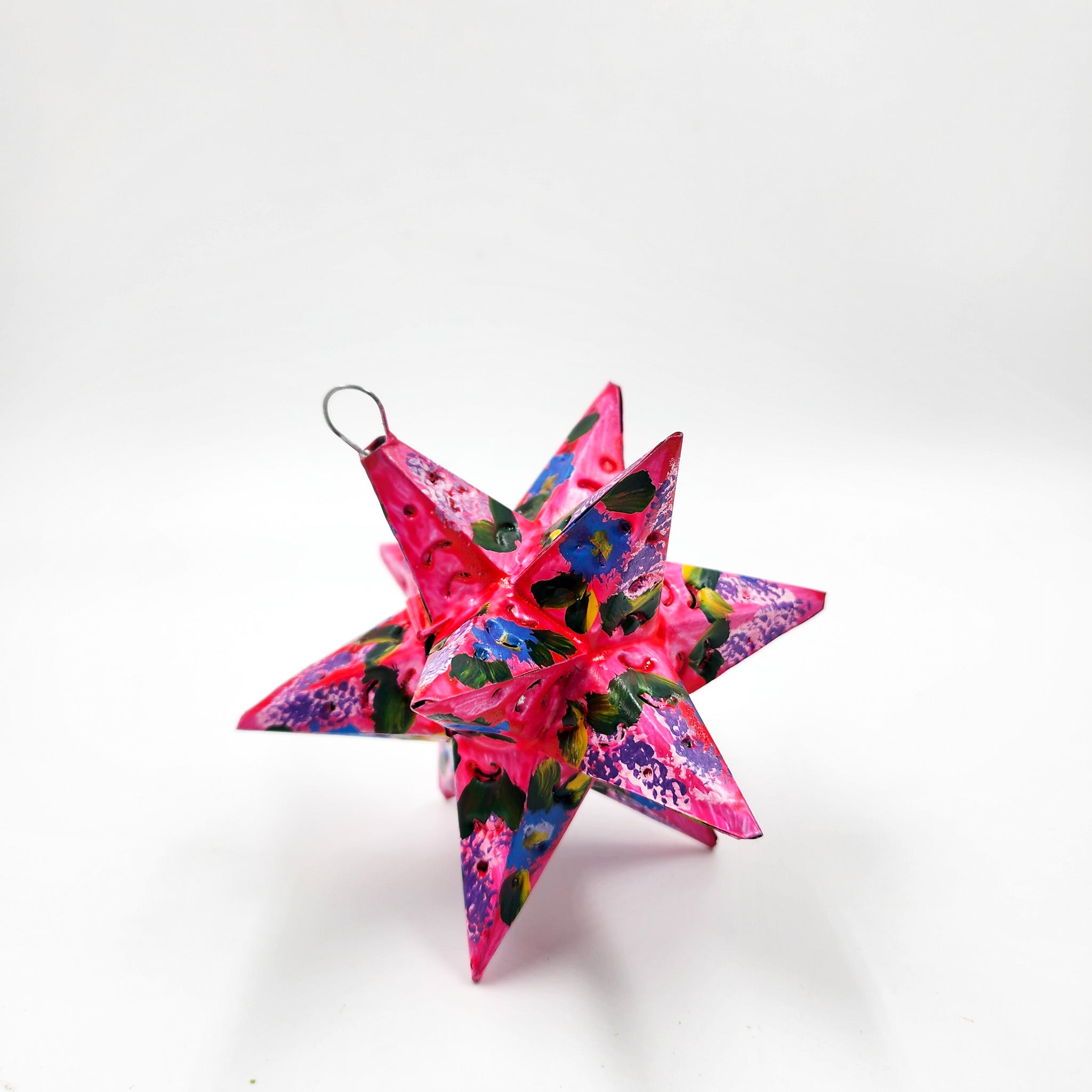 Estrella de hojalata decorada