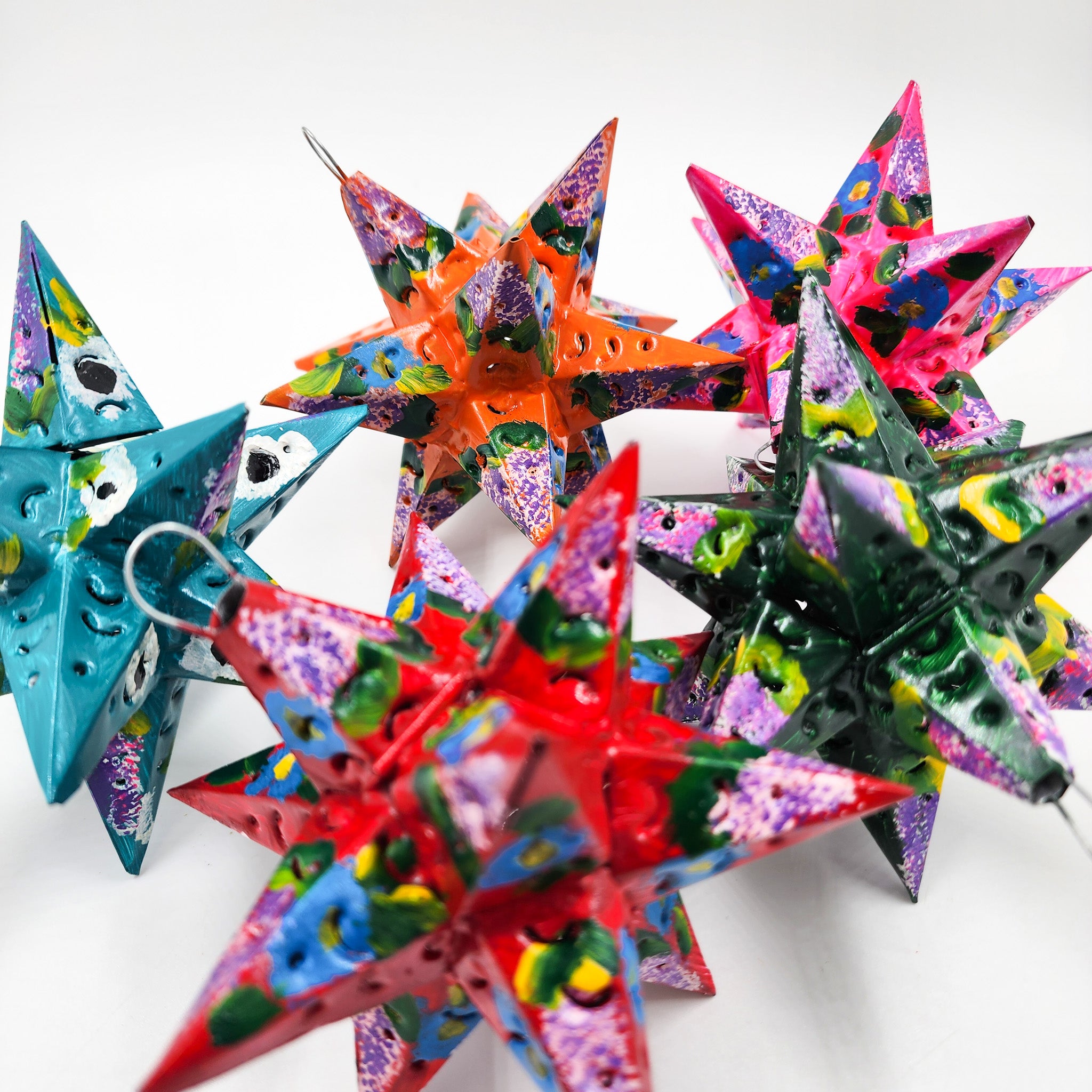 Estrella de hojalata decorada