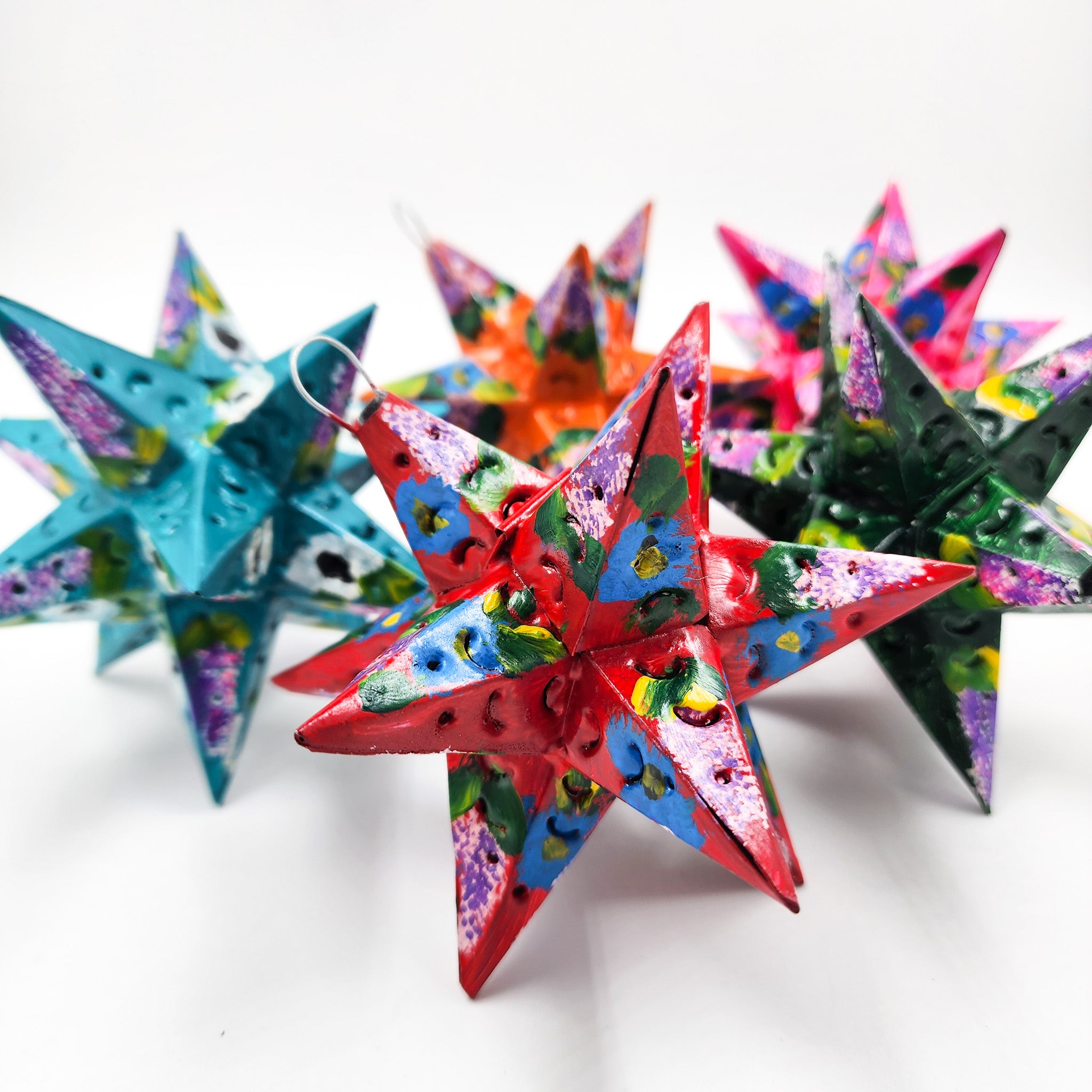 Estrella de hojalata decorada