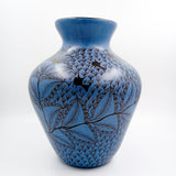 Florero azul de barro bruñido de Michoacán