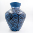 Florero azul de barro bruñido de Michoacán