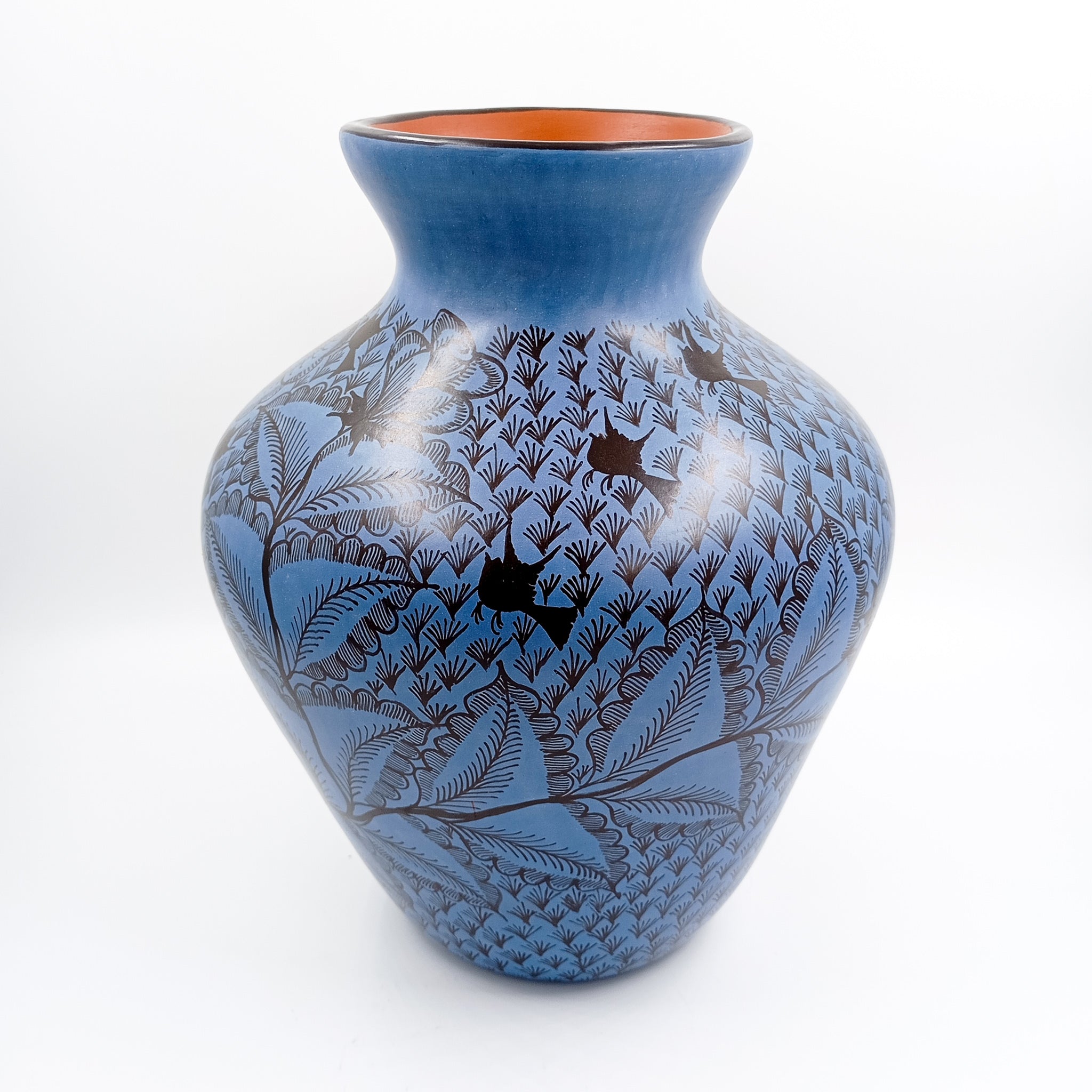 Florero azul de barro bruñido de Michoacán