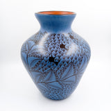 Florero azul de barro bruñido de Michoacán