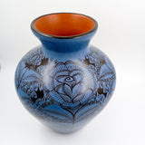 Florero azul de barro bruñido de Michoacán
