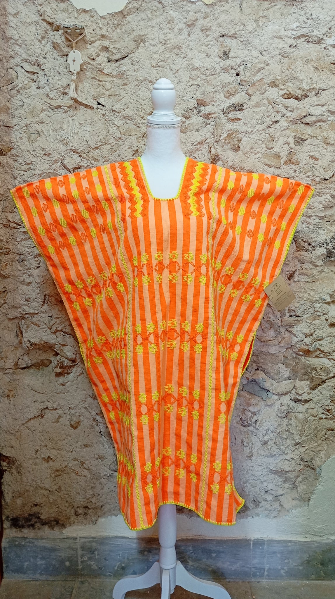 Huipil artesanal de Oaxaca - naranja y amarillo neón con estrellas