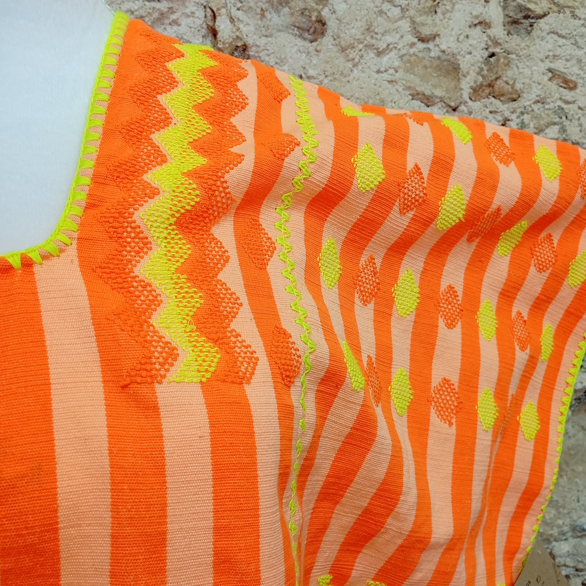 Huipil artesanal de Oaxaca - naranja y amarillo neón con estrellas