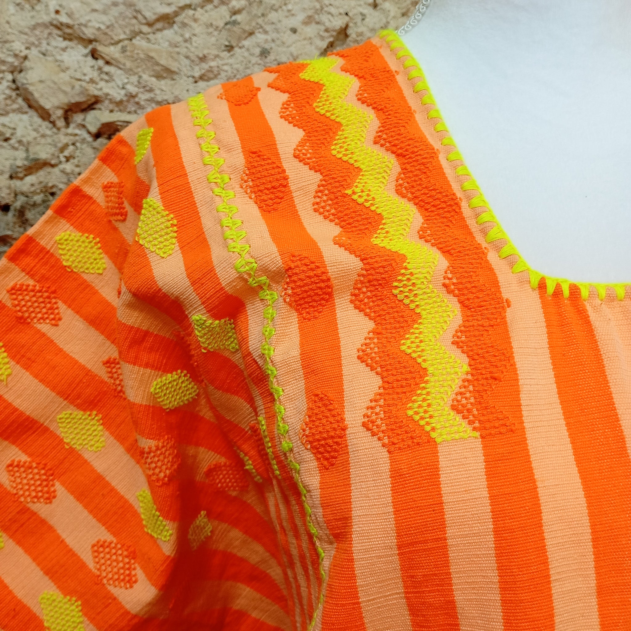 Huipil artesanal de Oaxaca - naranja y amarillo neón con estrellas